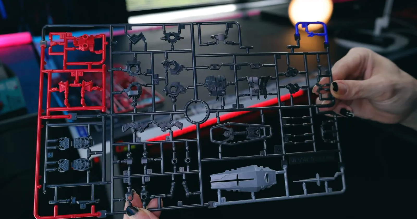Contenido de los runners y piezas del kit High Grade Red Gundam