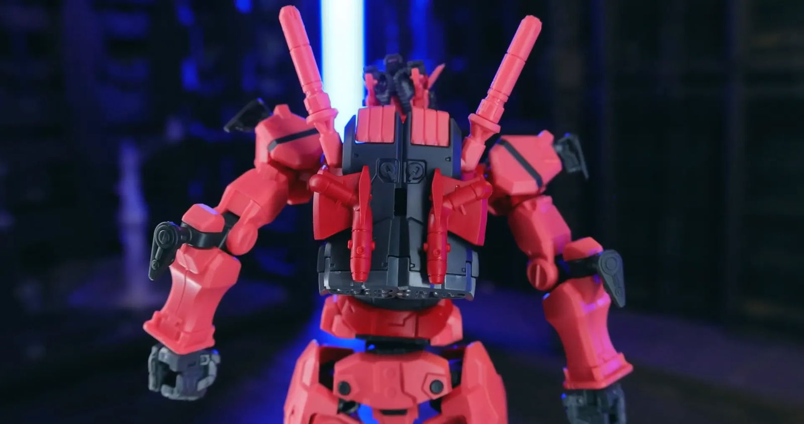 Detalle de la mochila del Red Gundam con beam sabers
