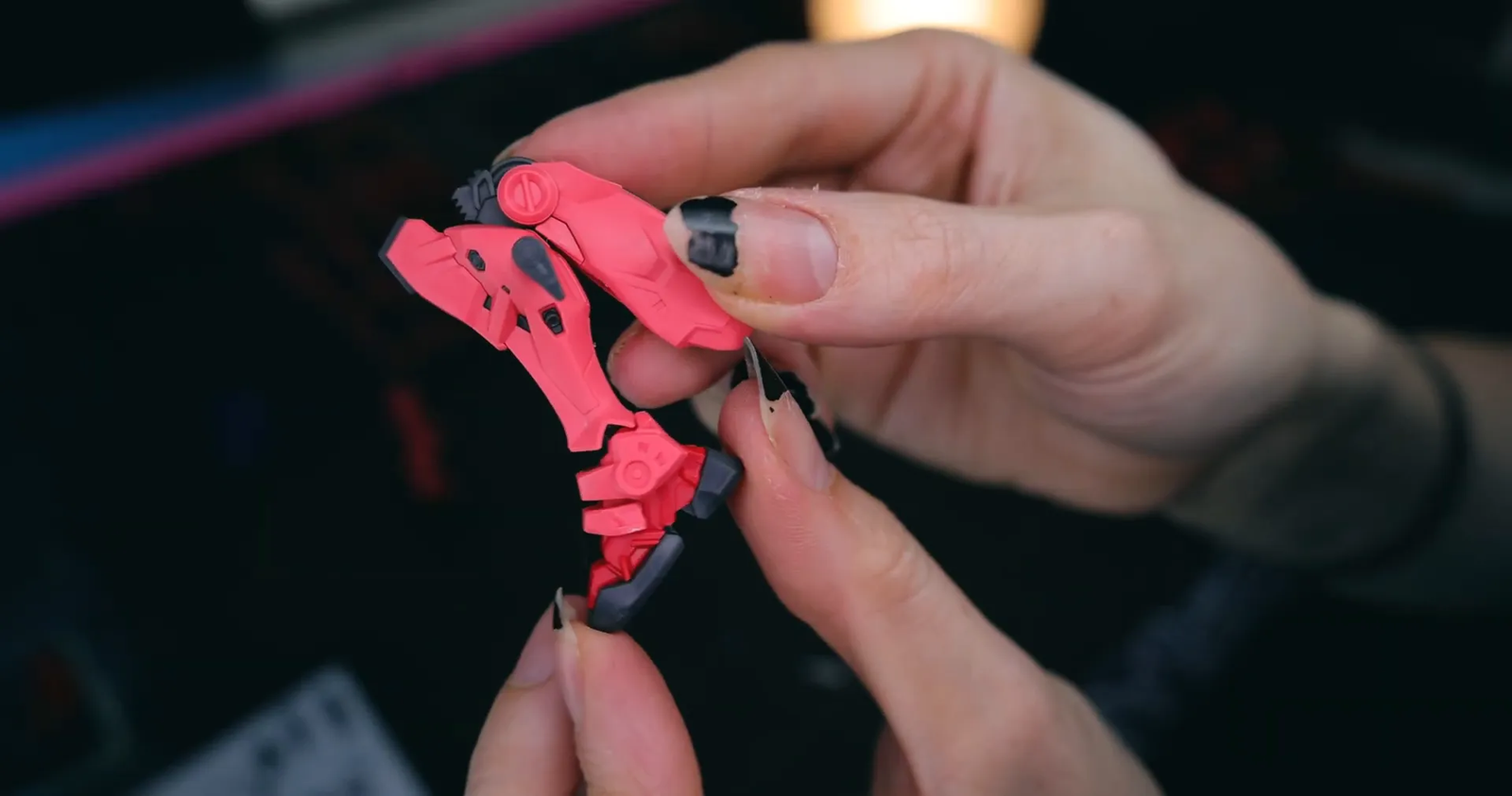 Detalle de la articulación y armado de la pierna del Red Gundam