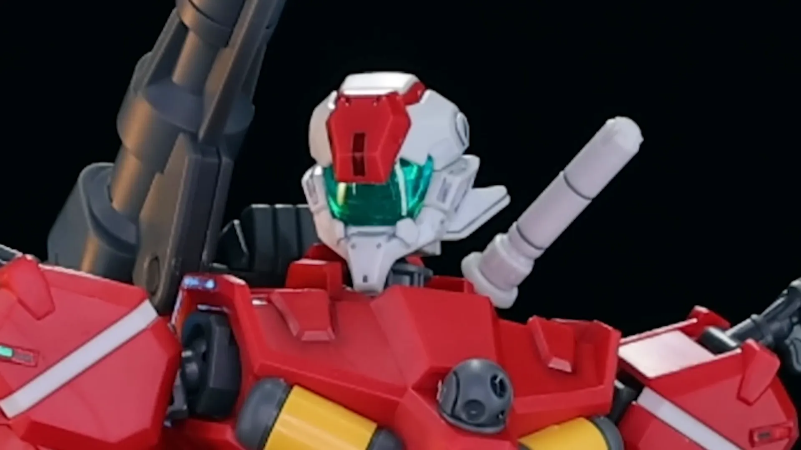 Detalle del casco del Light Type Guncannon mostrando el diseño inspirado en cascos de pilotos Gundam
