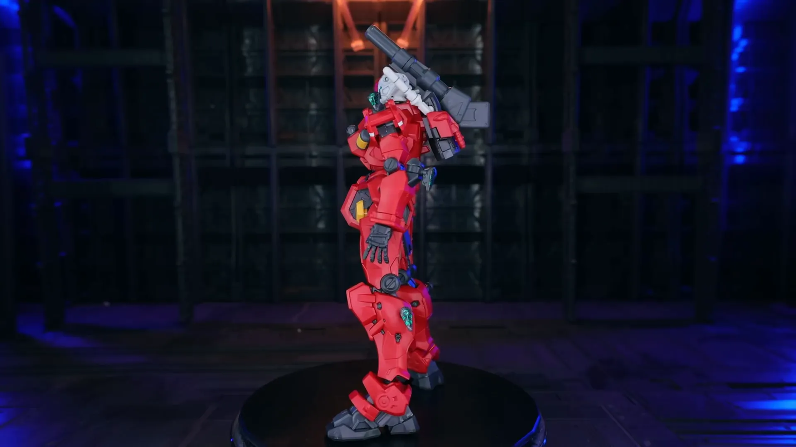 Vista completa del Light Type Guncannon mostrando su perfil ligero y detalles de color